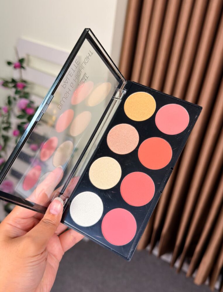 Insight blush and highlighter palette